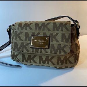Small Michael Kors cross body.